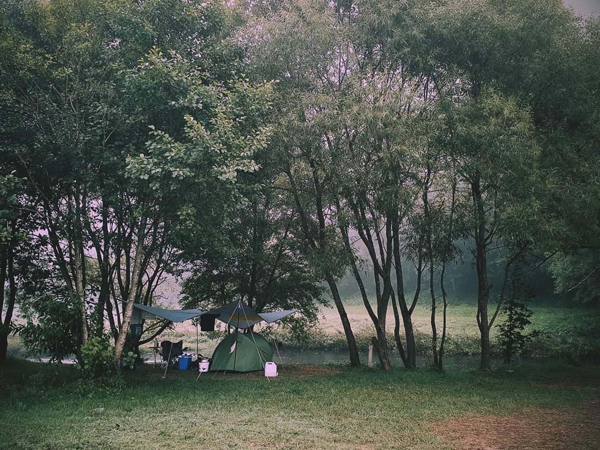 Smaller tent pitch by the water